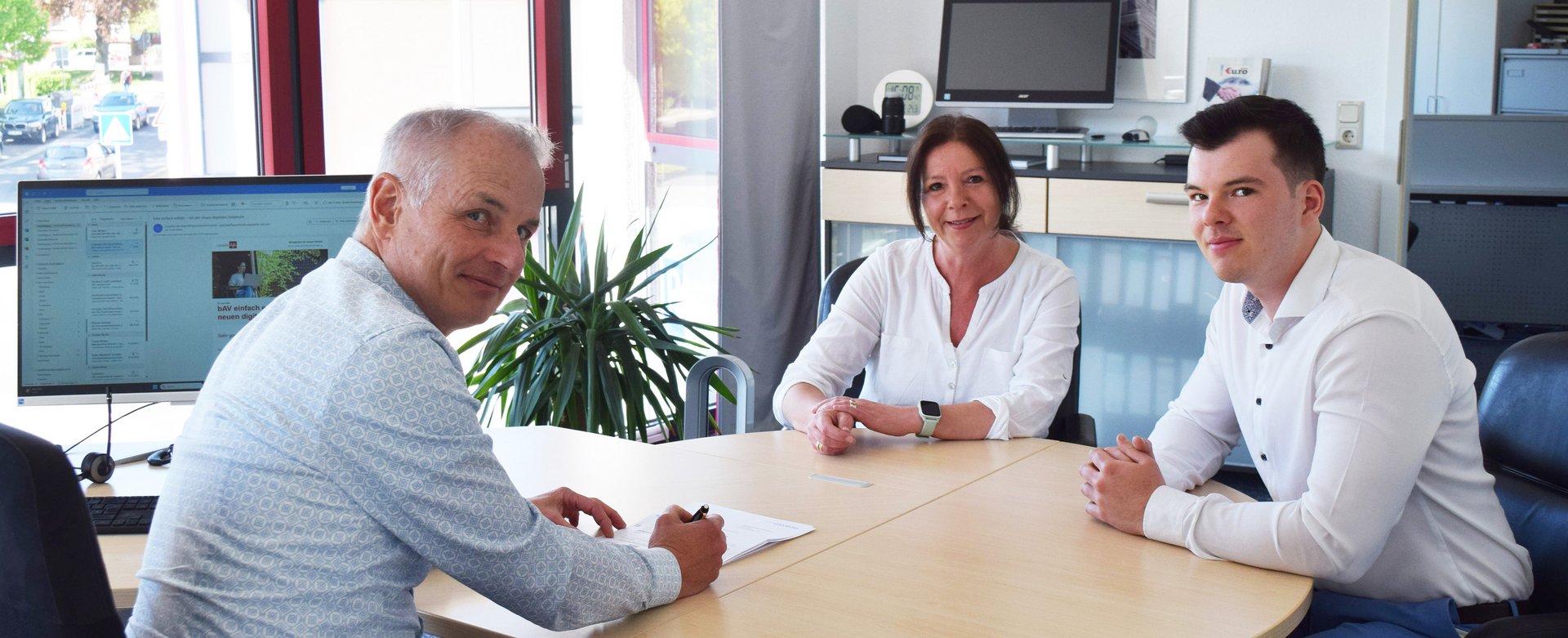 Frank Winter, Tanja Winter, Finn Winter Frank Winter, Tanja Winter, Finn Winter sitzen an einem Tisch