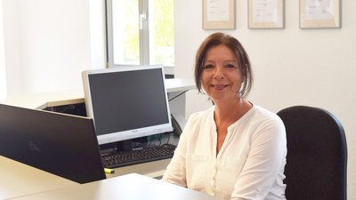Tanja Winter Tanja Winter sitzt am Schreibtisch